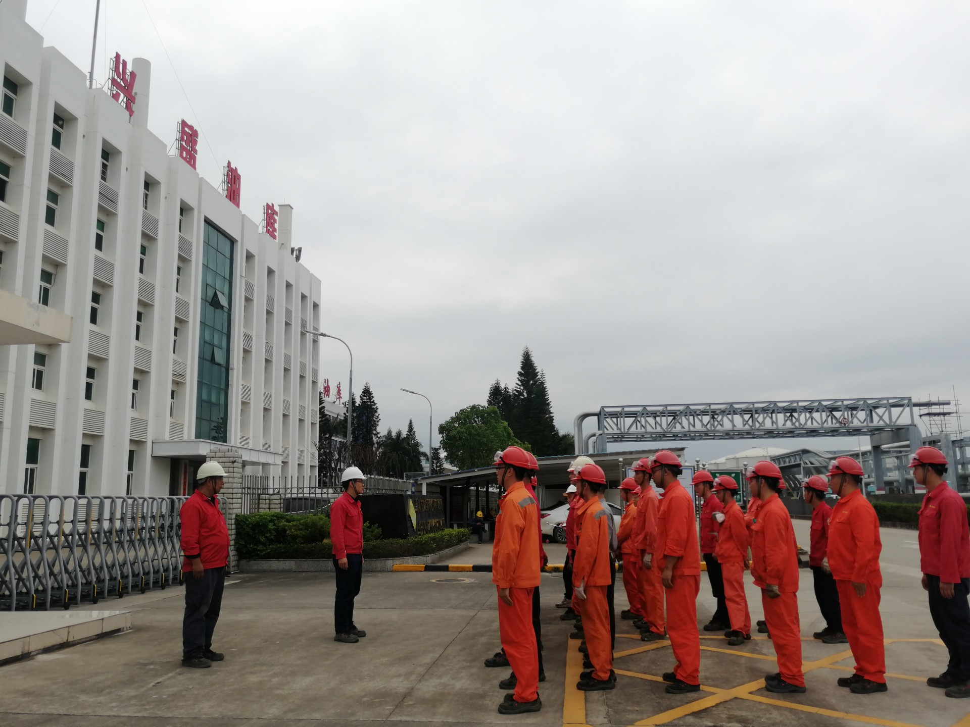 興盛油庫組織全體員工模擬進(jìn)行T1108罐汽油泄漏、火災(zāi)事故應(yīng)急演練